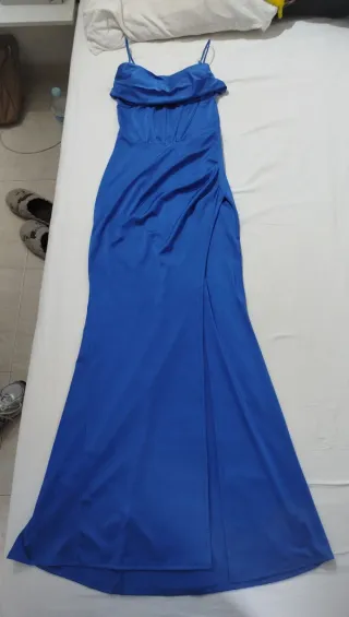 Vestido azul largo con abertura