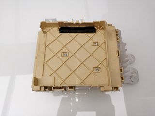 CAJA RELES / FUSIBLES TOYOTA AURIS (9)