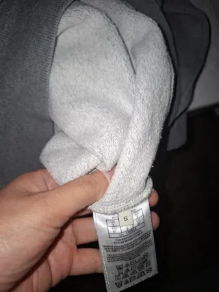 Sudadera Guess Gris con Estampado oversize.