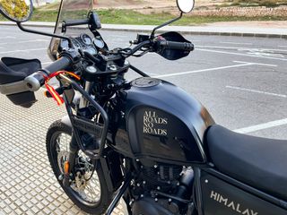 Royal Enfield Himalayan 411 con muchos extras