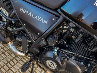 Royal Enfield Himalayan 411 con muchos extras