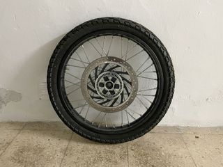 Royal Enfield Himalayan 411 con muchos extras