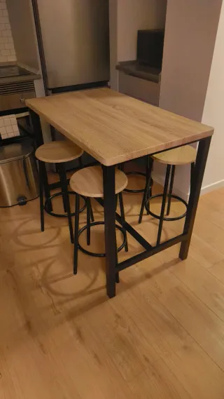 Mesa alta con taburetes