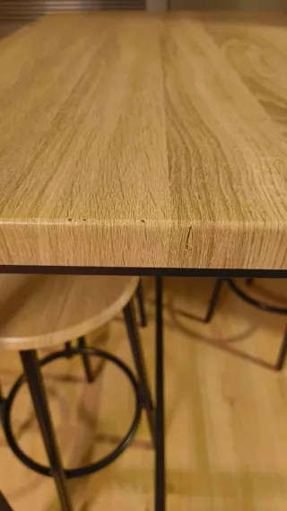 Mesa alta con taburetes