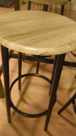 Mesa alta con taburetes