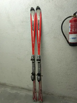 Esquís Atomic Beta V de 1,90m con fijaciones.