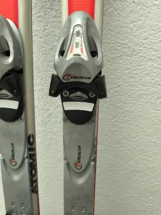 Esquís Atomic Beta V de 1,90m con fijaciones.