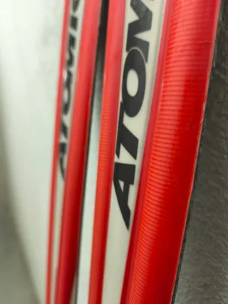 Esquís Atomic Beta V de 1,90m con fijaciones.