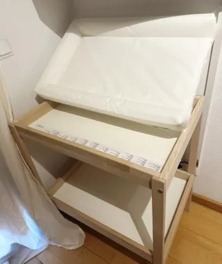 Cambiador IKEA madera y blanco