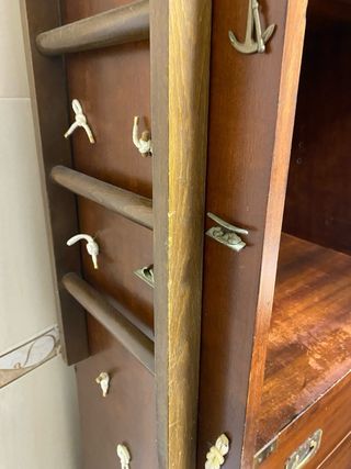 Mueble de madera con cajones