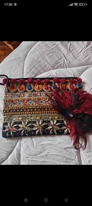 Bolso de mano bordado con plumas
