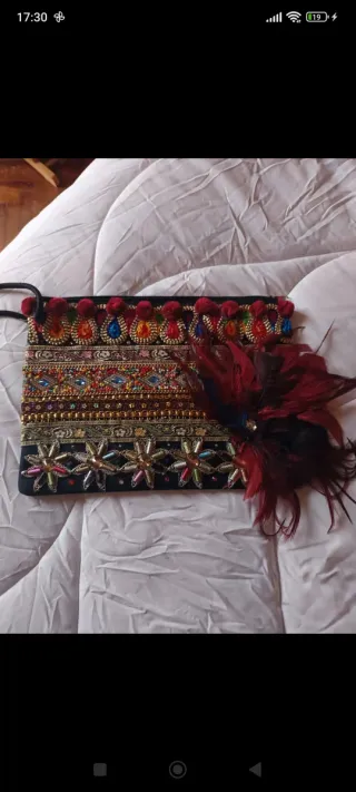 Bolso de mano bordado con plumas