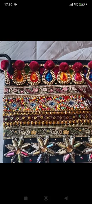 Bolso de mano bordado con plumas