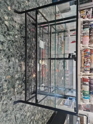 Vitrina de cristal y metal negra,