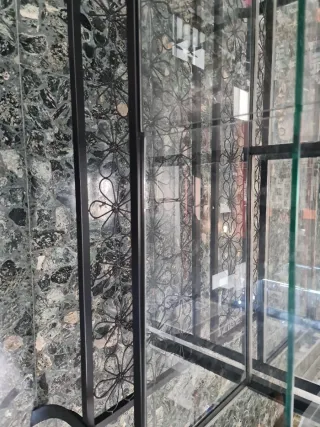 Vitrina de cristal y metal negra,