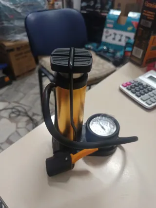 Mini pompa a pedale con manometro