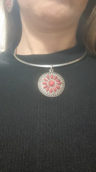 Pendientes y gargantilla redondos plateados