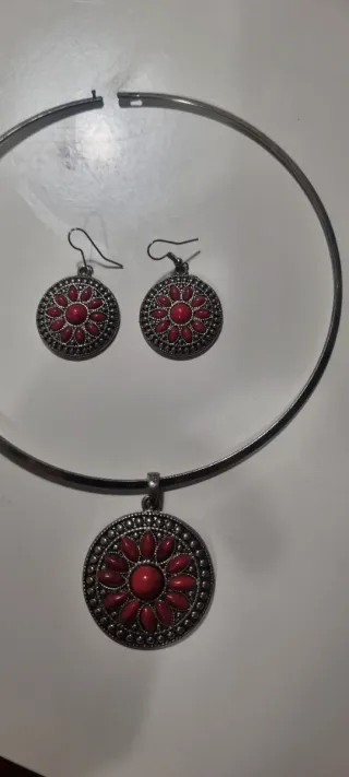 Pendientes y gargantilla redondos plateados