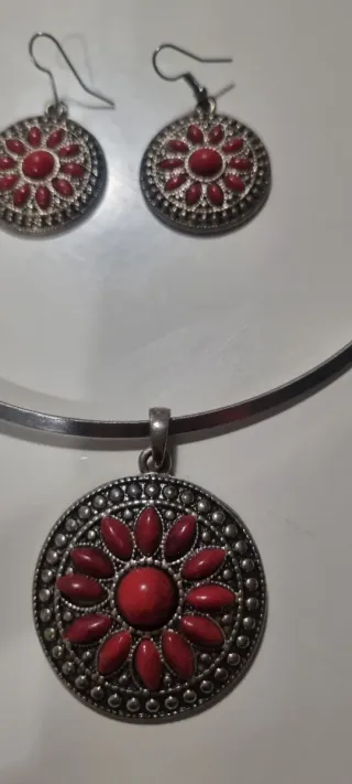 Pendientes y gargantilla redondos plateados