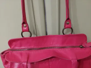 Bolso de piel fucsia Síntesis