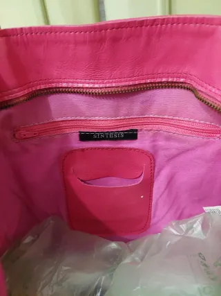 Bolso de piel fucsia Síntesis