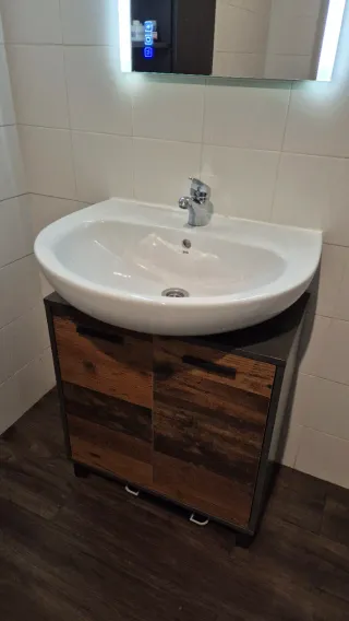 Mueble de baño con lavabo y grifo
