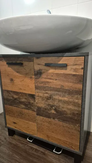 Mueble de baño con lavabo y grifo