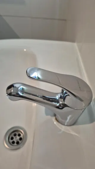 Mueble de baño con lavabo y grifo