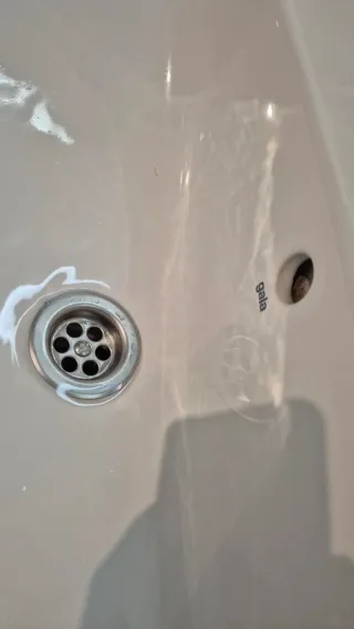 Mueble de baño con lavabo y grifo