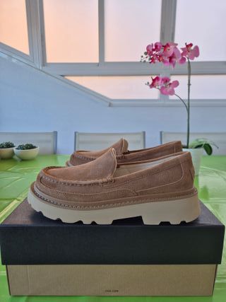 UGG zapatos. A Estrenar. Talla 43