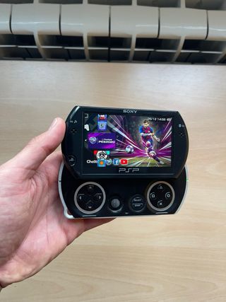 PSP GO Negra + Cargador Original