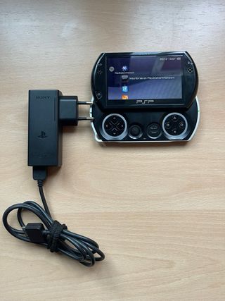 PSP GO Negra + Cargador Original