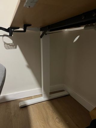 Mesa escritorio elevable con enchufe integrado