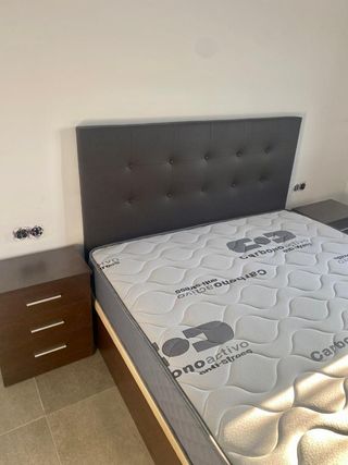 Canapé de madera con cabecero