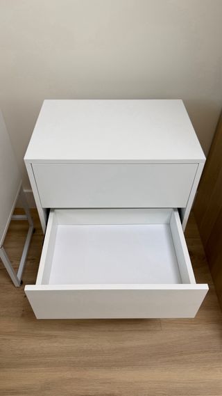 2 Mesitas de noche blancas.  Poco uso