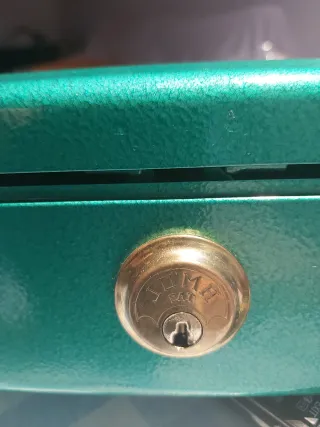 Caja de caudales metálica verde