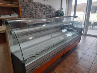 Vitrina expositora 2,5m en buen estado.