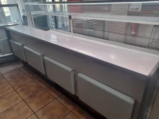 Vitrina expositora 2,5m en buen estado.