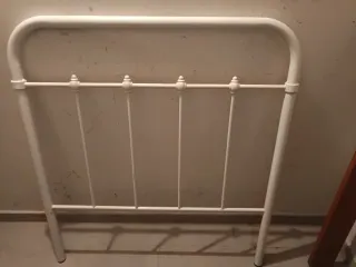 Cabecero de metal blanco