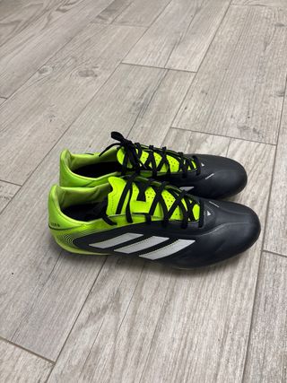 Botas de fútbol Adidas Negras y Verdes, talla 43