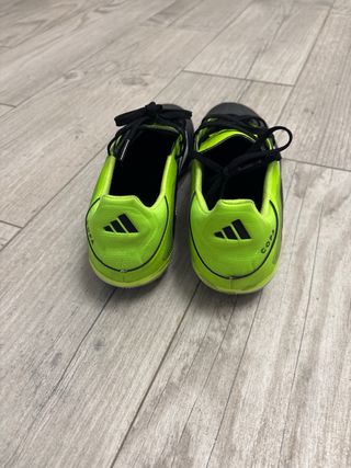 Botas de fútbol Adidas Negras y Verdes, talla 43