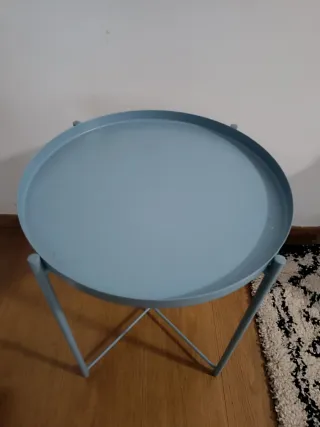 Mesita auxiliar redonda metal azul grisáceo
