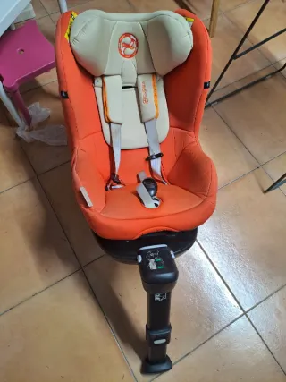 Silla de coche Cybex Isofix naranja.