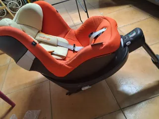 Silla de coche Cybex Isofix naranja.