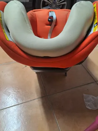 Silla de coche Cybex Isofix naranja.