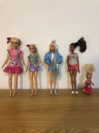 Lote de 5 muñecas Barbie y accesorios se vende