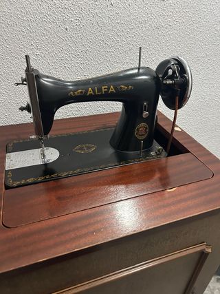 Máquina de coser Alfa antigua