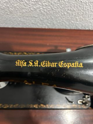Máquina de coser Alfa antigua