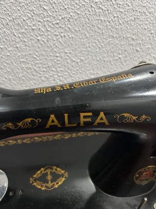 Máquina de coser Alfa antigua
