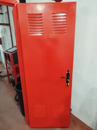 Puerta de acero galvanizado roja